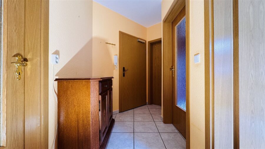 Gepflegte Etagenwohnung in hervorragender Wohnlage mit Carport und großem Balkon - Flur / Diele